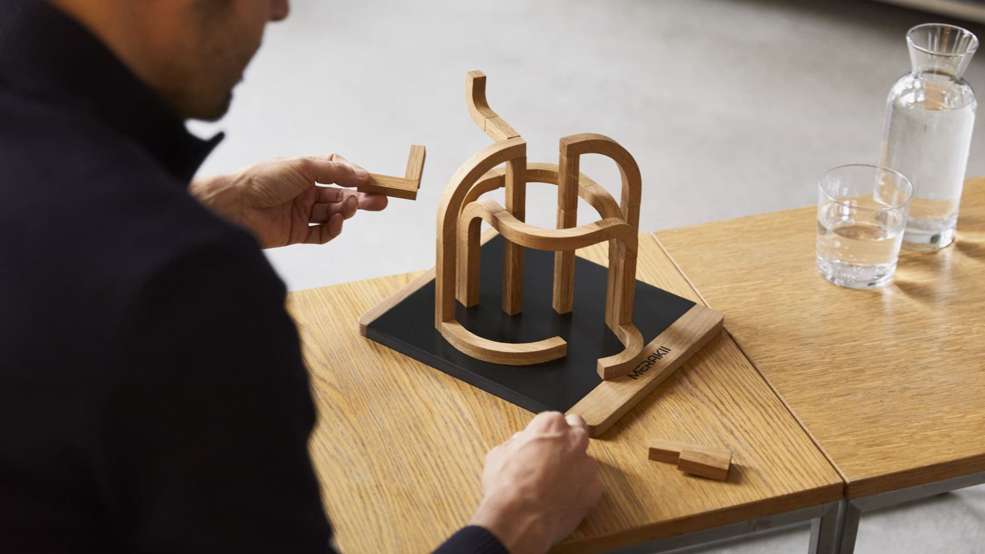 Building a MERAKII structure at a table